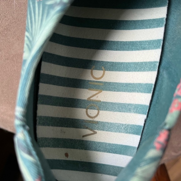 Vionic Tropical Hattie Sneakers Size 9 - Picture 4 of 7